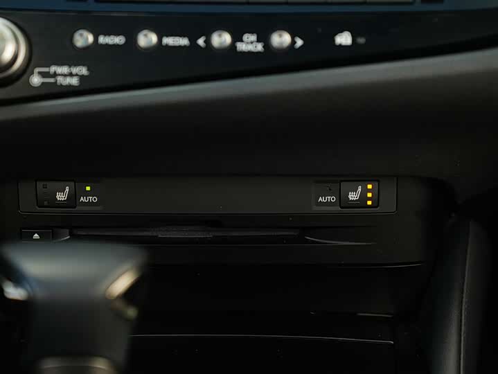 Фото 18 - Lexus ES