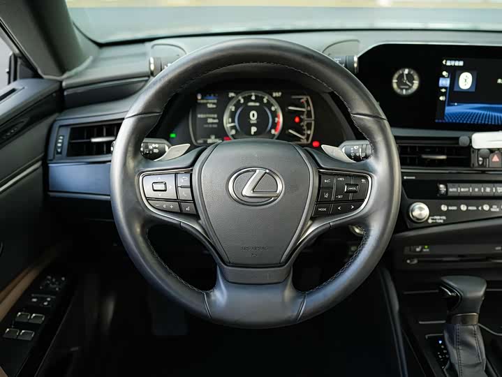 Фото 19 - Lexus ES