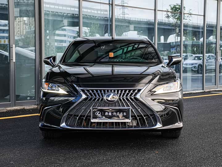 Фото 2 - Lexus ES