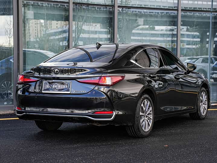 Фото 4 - Lexus ES