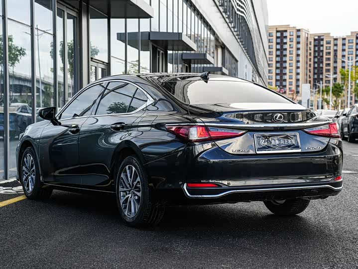 Фото 6 - Lexus ES