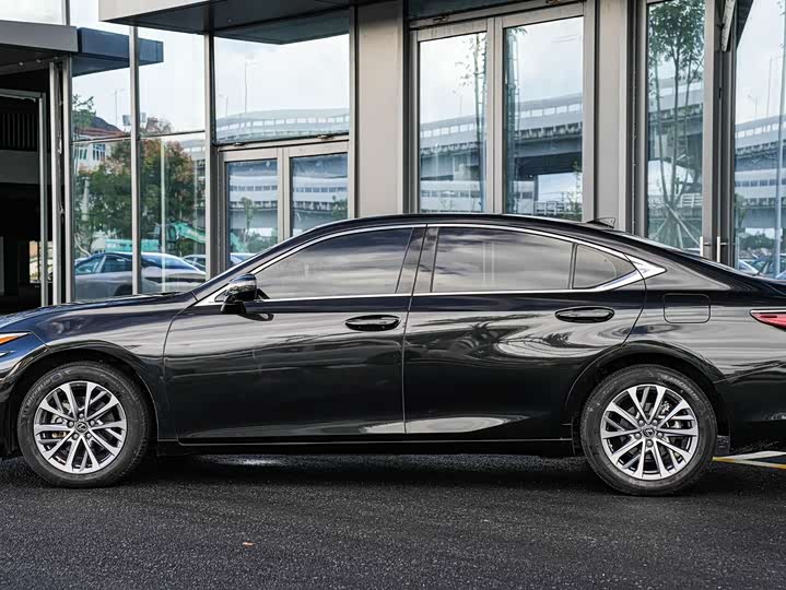 Фото 7 - Lexus ES