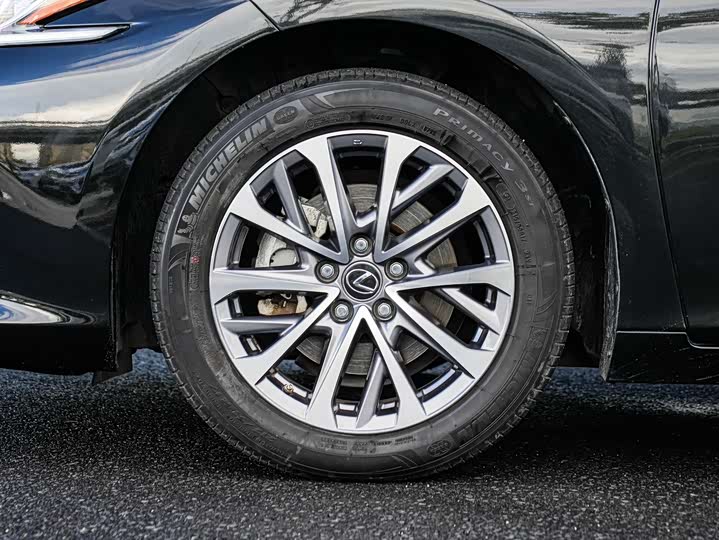 Фото 8 - Lexus ES