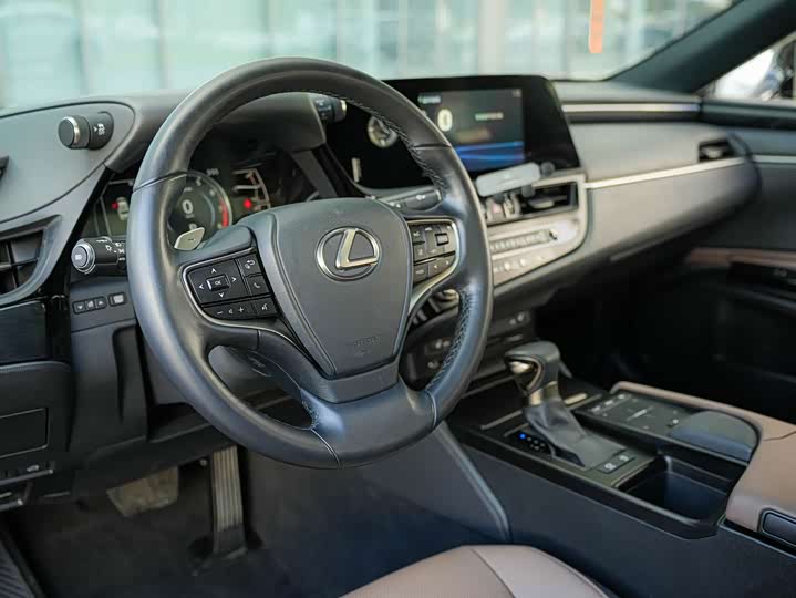 Фото 9 - Lexus ES
