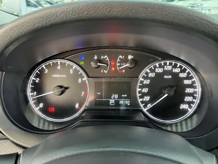 Фото 10 - Nissan Tiida