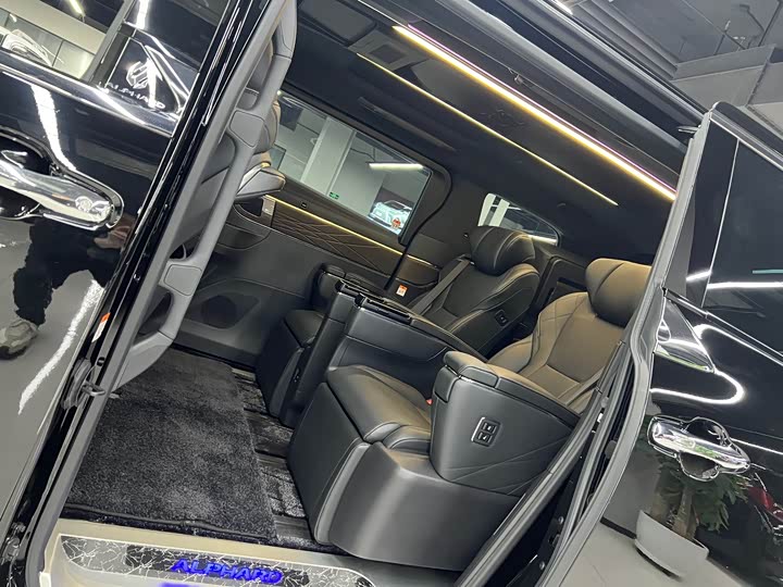 Фото 10 - Toyota Alphard