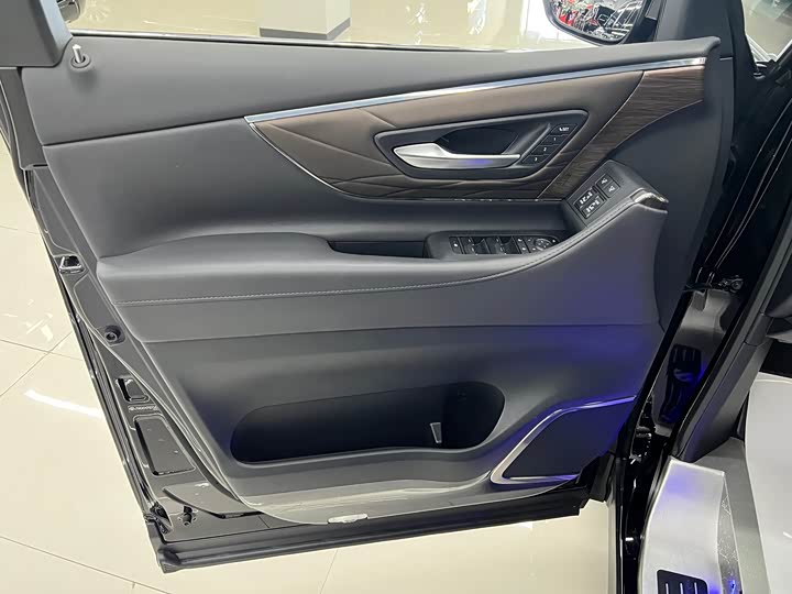 Фото 19 - Toyota Alphard