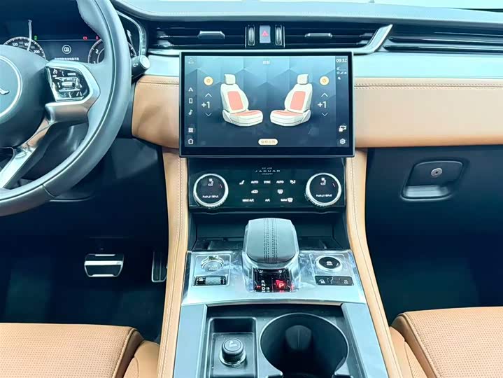 Фото 10 - Jaguar F-Pace