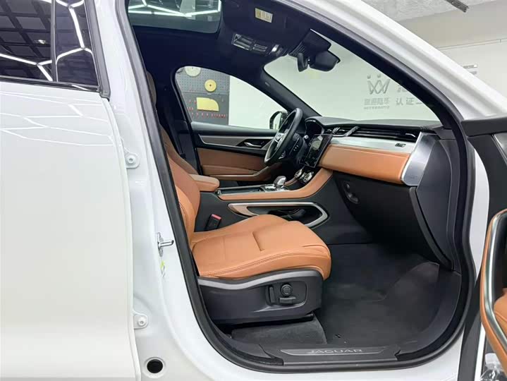 Фото 6 - Jaguar F-Pace