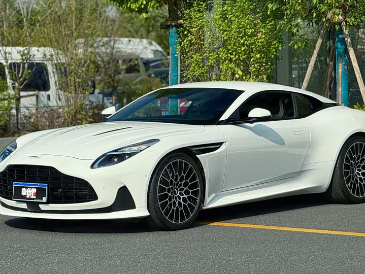 Фото 1 - Aston Martin DB12