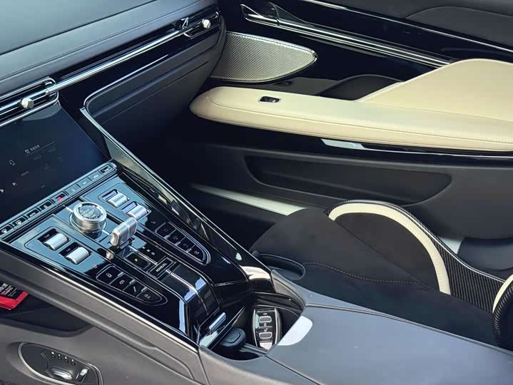 Фото 10 - Aston Martin DB12