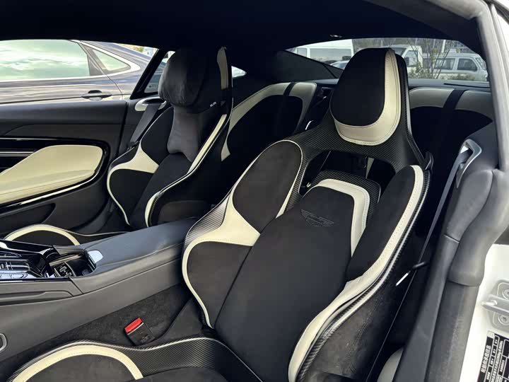 Фото 11 - Aston Martin DB12