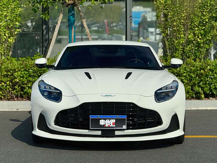 Фото 3 - Aston Martin DB12