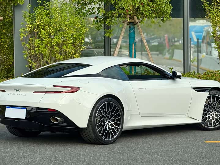 Фото 5 - Aston Martin DB12