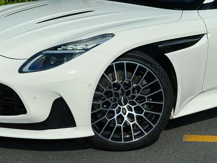 Фото 6 - Aston Martin DB12