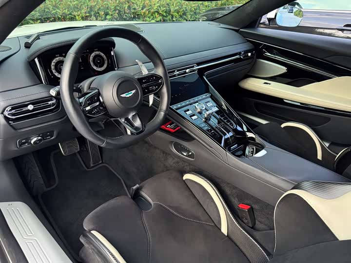 Фото 7 - Aston Martin DB12