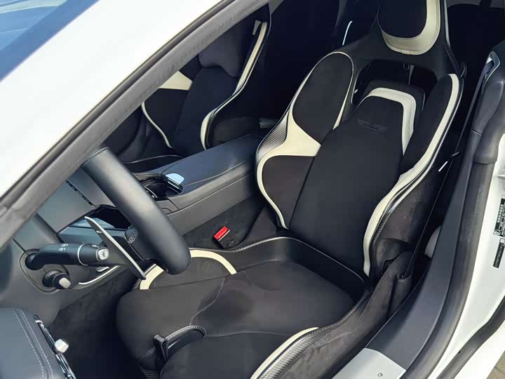 Фото 8 - Aston Martin DB12