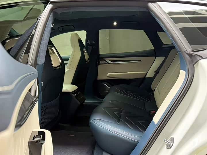 Фото 10 - Zeekr 001