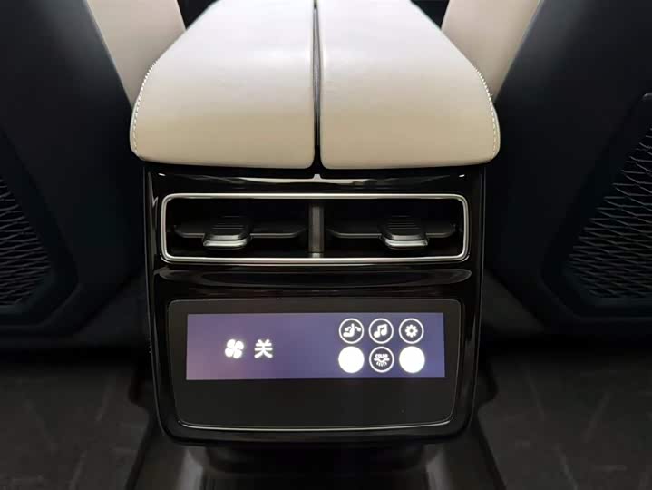 Фото 16 - Zeekr 001