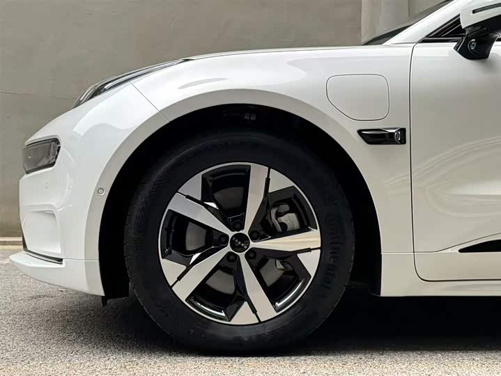 Фото 6 - Zeekr 001