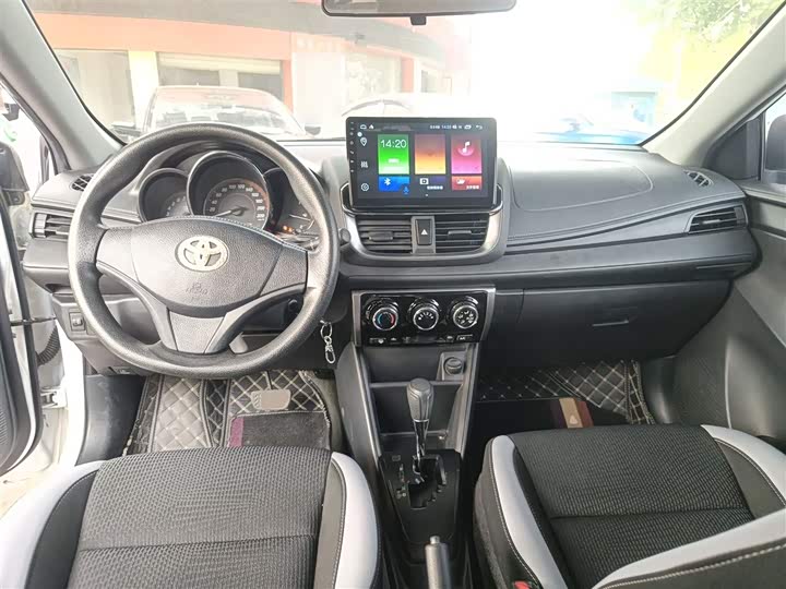 Фото 10 - Toyota Yaris L Hatchback