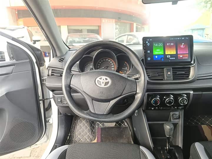 Фото 11 - Toyota Yaris L Hatchback