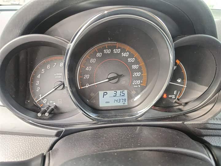 Фото 12 - Toyota Yaris L Hatchback