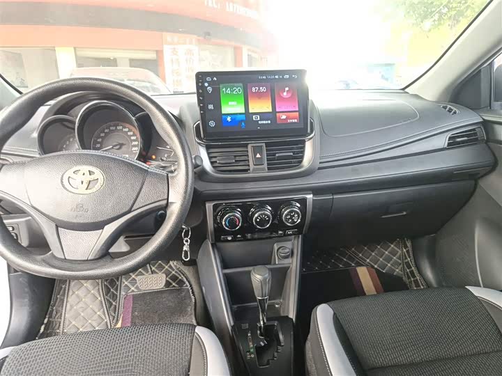 Фото 13 - Toyota Yaris L Hatchback