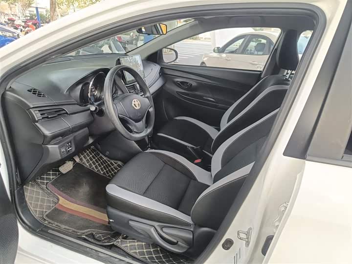 Фото 15 - Toyota Yaris L Hatchback