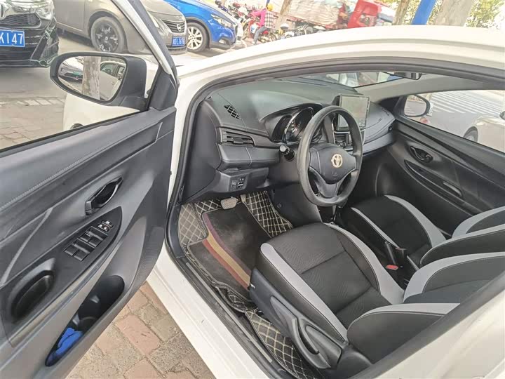 Фото 16 - Toyota Yaris L Hatchback