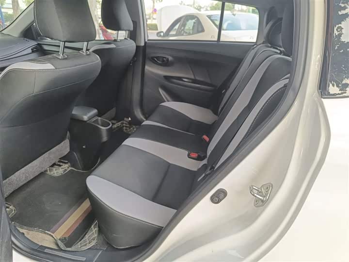 Фото 17 - Toyota Yaris L Hatchback