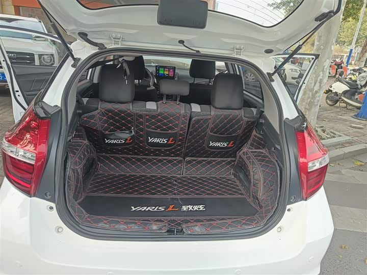 Фото 19 - Toyota Yaris L Hatchback