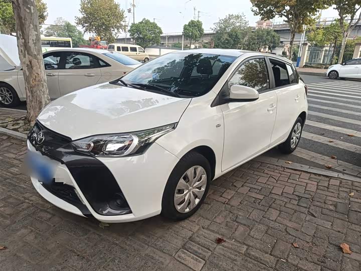 Фото 2 - Toyota Yaris L Hatchback