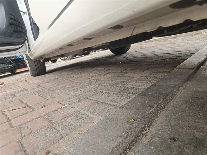 Фото 22 - Toyota Yaris L Hatchback