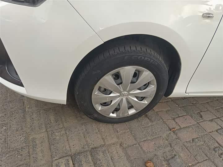 Фото 23 - Toyota Yaris L Hatchback