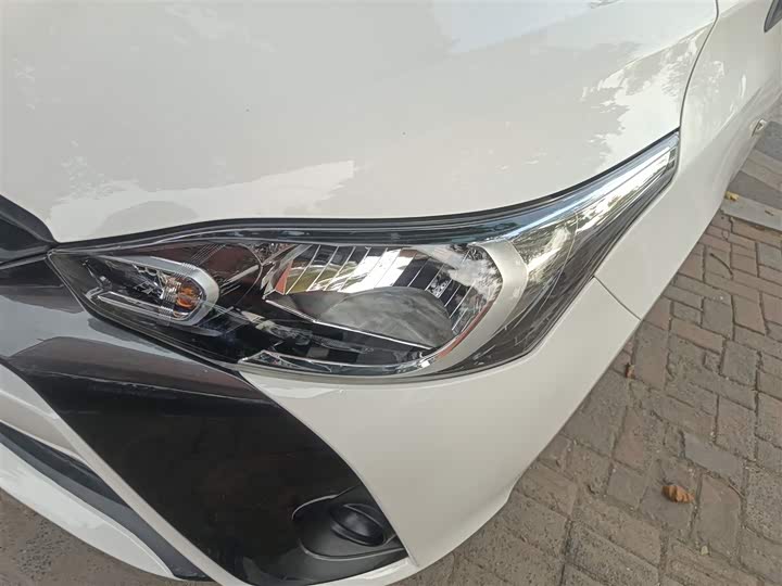 Фото 24 - Toyota Yaris L Hatchback