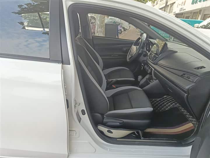 Фото 25 - Toyota Yaris L Hatchback