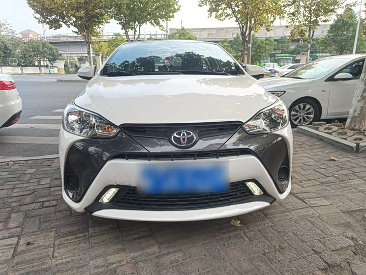 Фото 3 - Toyota Yaris L Hatchback