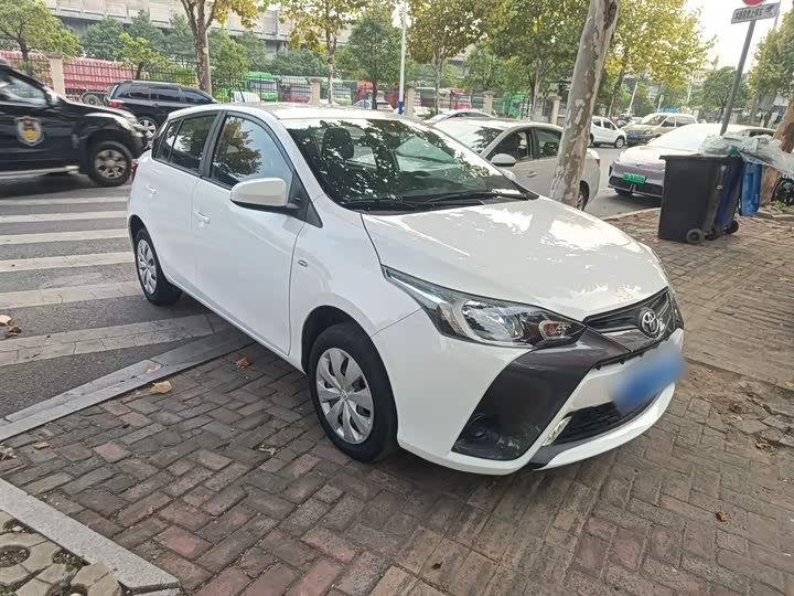 Фото 4 - Toyota Yaris L Hatchback