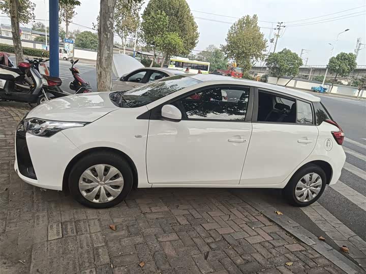 Фото 5 - Toyota Yaris L Hatchback