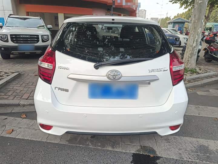 Фото 6 - Toyota Yaris L Hatchback