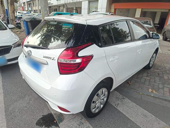 Фото 7 - Toyota Yaris L Hatchback