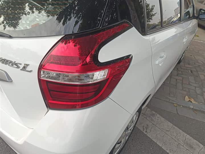 Фото 8 - Toyota Yaris L Hatchback