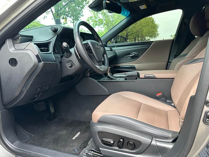 Фото 10 - Lexus ES