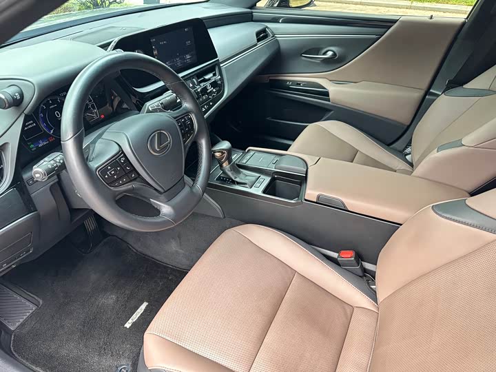 Фото 11 - Lexus ES