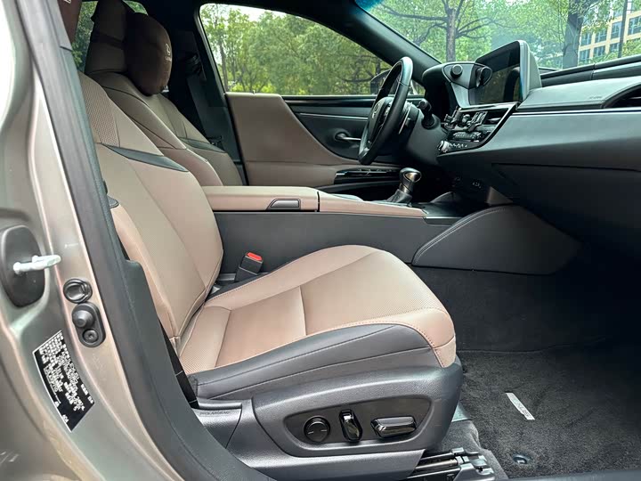 Фото 12 - Lexus ES