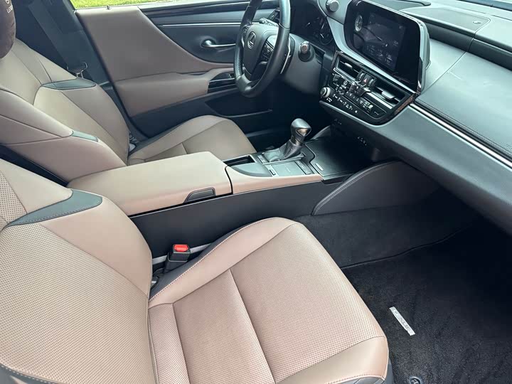 Фото 13 - Lexus ES