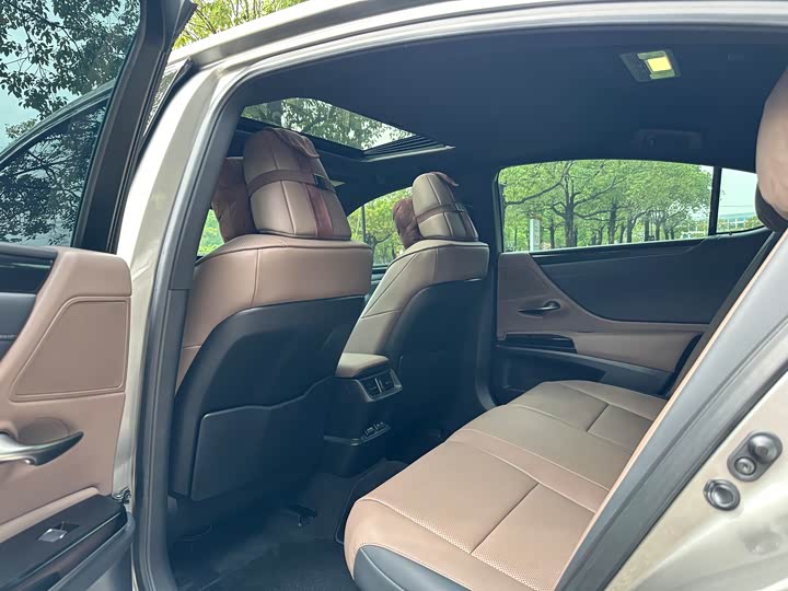 Фото 15 - Lexus ES