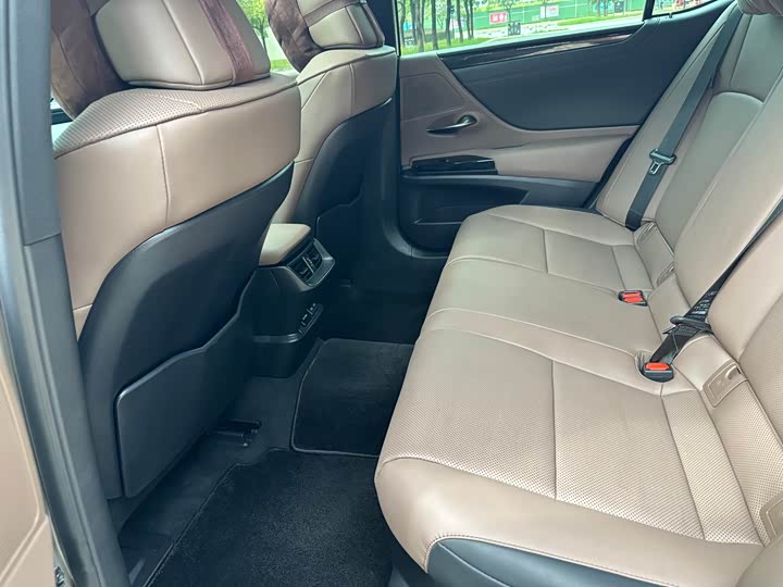 Фото 16 - Lexus ES