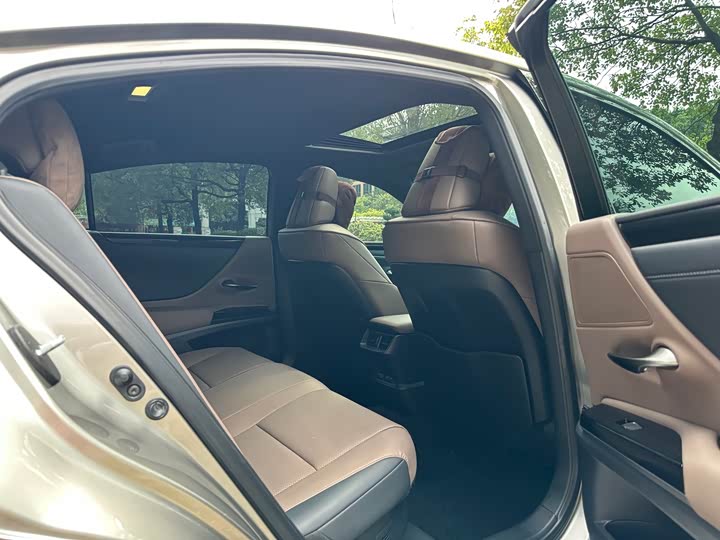 Фото 17 - Lexus ES